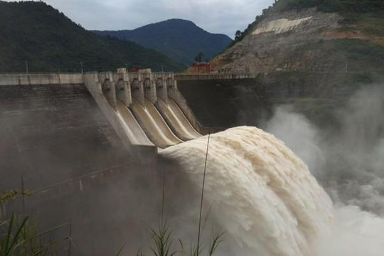 Nghệ An: Thủy điện đồng loạt xả lũ, nhiều nơi bị ngập nặng