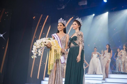 Hương Giang lộng lẫy trong đêm trao giải Hoa hậu Chuyển giới Thái Lan