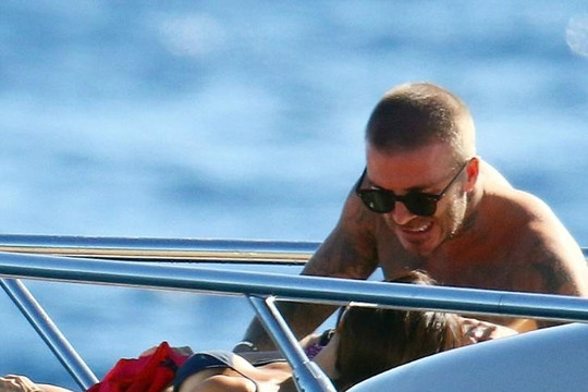 Vợ chồng David Beckham ngọt ngào đi nghỉ cùng gia đình sau giải thích cho các con về tin đồn ly hôn