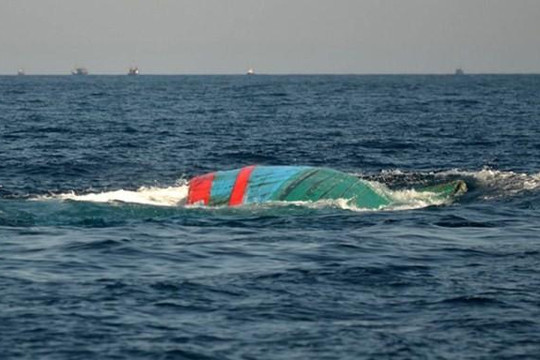Cà Mau: Kịp thời cứu 4 ngư dân bị chìm tàu trên biển