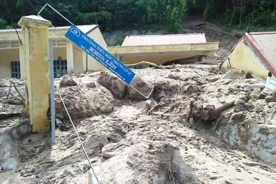 Chuẩn bị khai giảng vùng lũ lụt: Giáo viên cõng gạo lội bùn hàng chục km cho học sinh