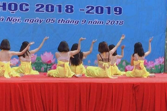 Dàn nữ sinh Hà Nội mặc áo yếm lộ nội y khi múa ngày khai giảng