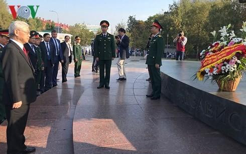 Tổng bí thư Nguyễn Phú Trọng dâng hoa tại Tượng đài Bác Hồ ở Moskva