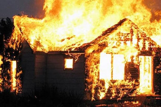 Bé gái bị bỏng trong vụ đốt rác cháy nhà đã tử vong