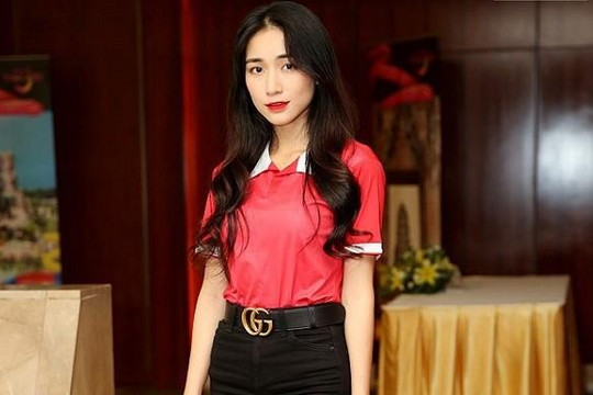 Sau scandal, Hòa Minzy rạng rỡ tham dự ‘Cầu thủ nhí 2018’ cùng Hiếu Hiền