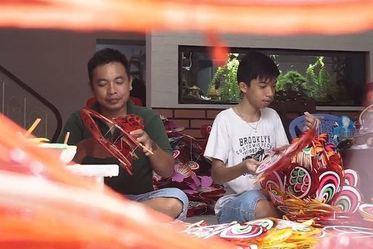 Gia đình 60 năm làm lồng đèn truyền thống ở Sài Gòn