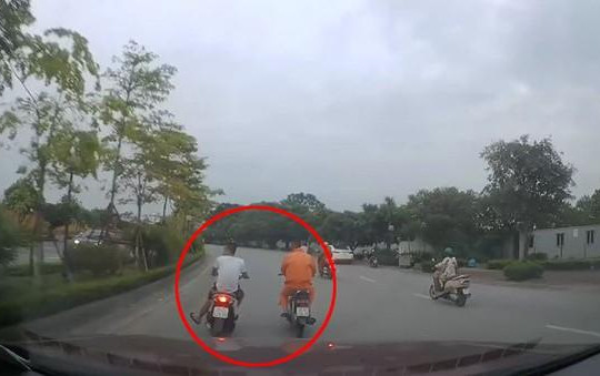 Đi xe máy không đội mũ, hai thanh niên còn ngông nghênh chặn đầu ô tô