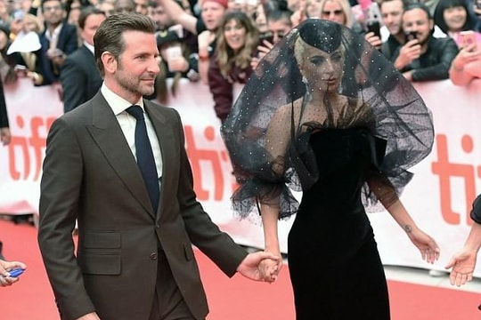 Lady Gaga quyến rũ, nắm chặt tay Bradley Cooper ngày ra mắt phim 