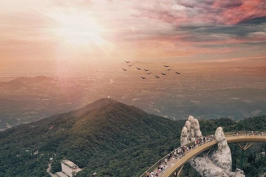 Cầu vàng, làng chài nổi ở Việt Nam trong top 20 điểm đến đẹp nhất hành tinh
