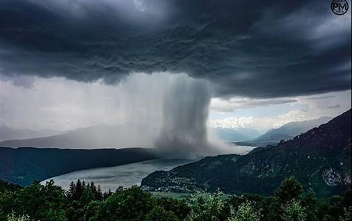 Cảnh tượng kỳ vĩ cơn bão trút hàng tấn nước xuống hồ lớn
