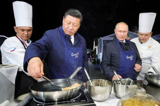Hai nhà lãnh đạo Nga - Trung Quốc cùng vào bếp, phê phán ông Trump