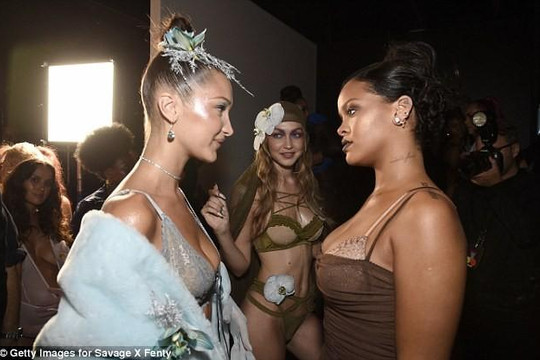 Chị em siêu mẫu Gigi và Bella Hadid làm vơ-đét show diễn đồ lót của Rihanna 