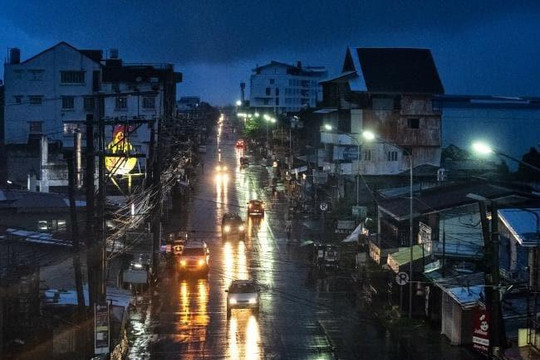 Siêu bão Mangkhut đã đến Philippines, chuẩn bị đổ bộ vào Biển Đông