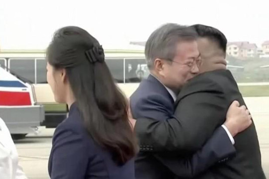 Ông Kim Jong-un ra tận sân bay đón Tổng thống Hàn Quốc