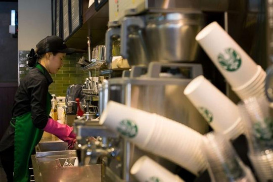 Starbucks Hàn Quốc giảm sử dụng ống hút và ly nhựa