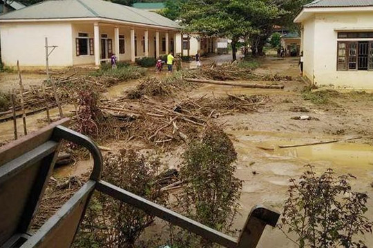 Nghệ An: Lũ quét bất ngờ, trường học sơ tán trong đêm