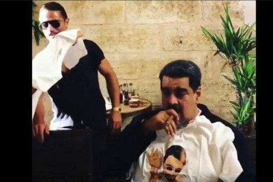 Tổng thống Venezuela ăn thịt bò, hút xì-gà trong khi dân đói