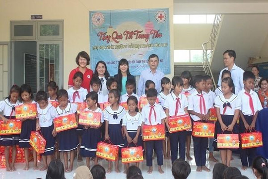 Công ty Yến sào Khánh Hòa và Hội Chữ thập đỏ tỉnh Khánh Hòa: Trao hơn 300 suất quà trung thu và hỗ trợ 2 địa chỉ nhân đạo tại Cam Lâm 