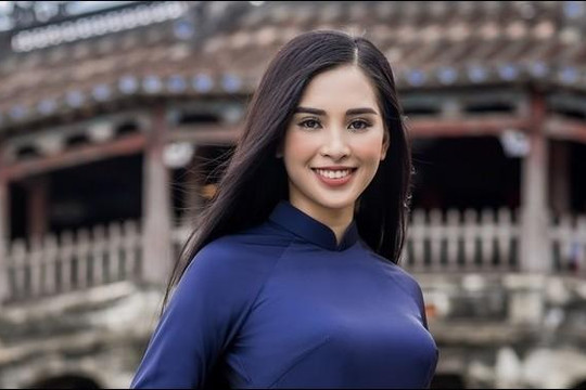Hoa hậu Trần Tiểu Vy mặc áo dài dạo phố cổ Hội An 