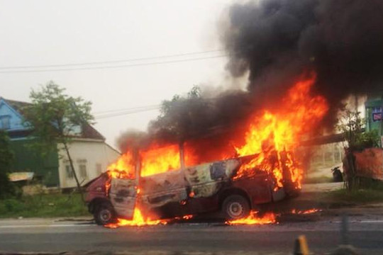 Hà Tĩnh: Xe khách 16 chỗ bốc cháy dữ dội sau tai nạn