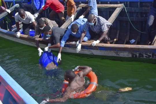 Phà chở khách lật úp trên hồ Victoria, 136 người chết đuối