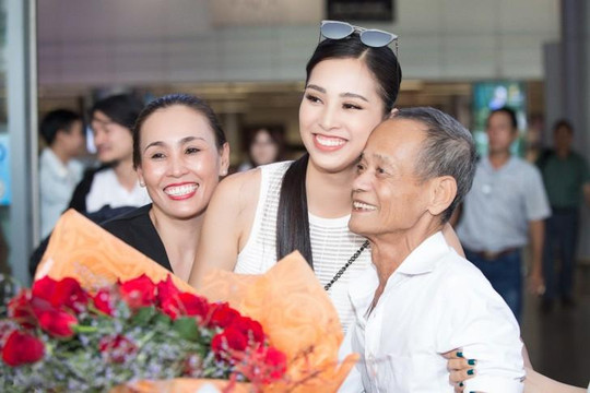 Hoa hậu Trần Tiểu Vy bật khóc ngay tại sân bay khi trở về quê