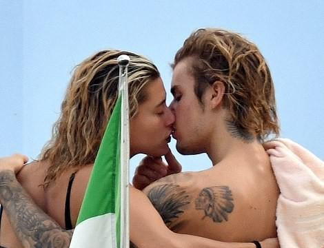 Justin Bieber ​và Hailey Baldwin ôm hôn không rời trên du thuyền tại Ý