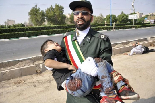 Lính vệ binh Cách mạng Hồi giáo Iran bị sát hại ngay tại cuộc diễu binh