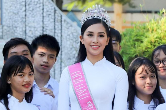 Hoa hậu Trần Tiểu Vy về trường cũ tặng học bổng, dự lễ chào cờ đầu tuần