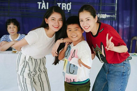 Chi Pu cùng Á hậu Thùy Dung trao quà cho trẻ em khuyết tật 