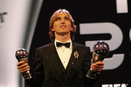 Luka Modric đoạt giải cầu thủ xuất sắc nhất, Real nhuộm trắng đội hình FIFA