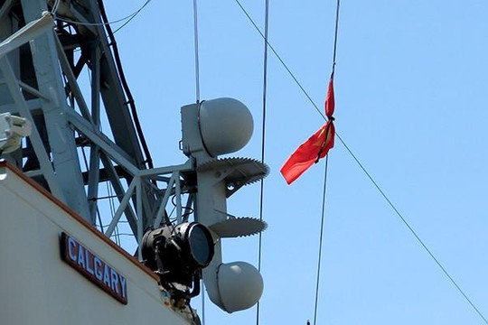 Chiến hạm Canada treo cờ rủ quốc tang Chủ tịch nước Trần Đại Quang