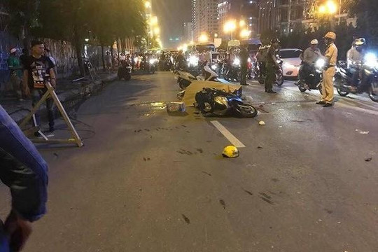 Hà Nội: Cột sắt rơi xuống đường khiến 1 người tử vong