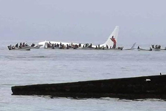 Máy bay rơi xuống biển nhưng không chìm, cứu sống hơn 40 người