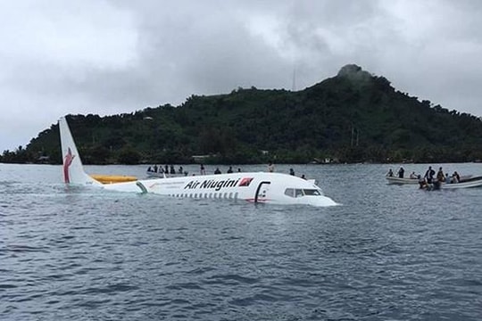 Máy bay lao xuống đầm phá, toàn bộ hành khách thoát chết thần kỳ