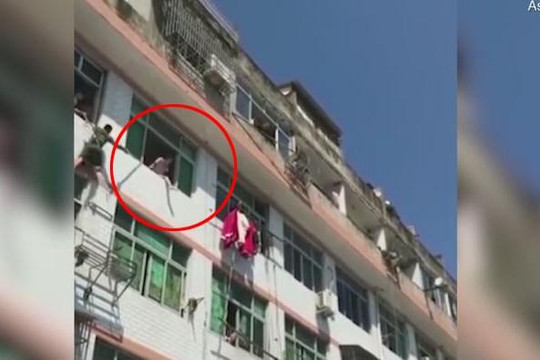 Lính cứu hỏa giải cứu cô gái đòi nhảy lầu tự tử theo cách không ngờ