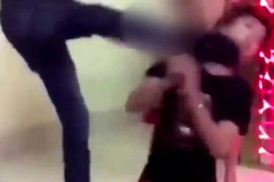 Thiếu niên bị đá dập mặt vì lừa bán bạn gái vào quán karaoke ôm lấy 2 triệu