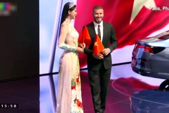 Clip Hoa hậu Trần Tiểu Vy bắt tay và tặng cờ Việt Nam cho Beckham