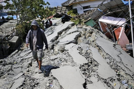 Núi lửa Indonesia phun trào ở vùng xảy ra động đất - sóng thần 
