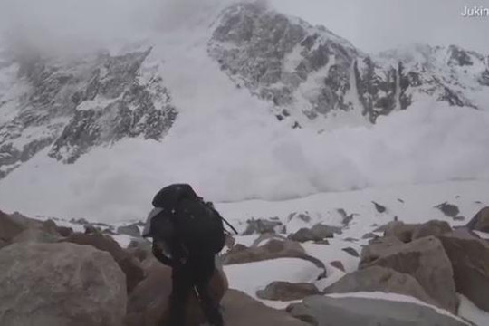 Lở tuyết ập đến bất ngờ, nhóm leo núi thoát chết thần kỳ