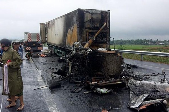 TNGT khiến xe tải cháy dữ dội trên đường dẫn cao tốc Đà Nẵng-Quảng Ngãi
