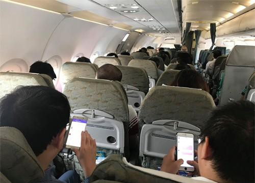 Hàng không 'mạnh tay' với khách sử dụng điện thoại trên máy bay