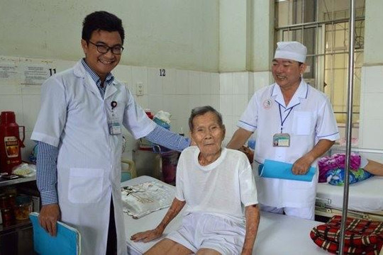 Phẫu thuật thay khớp háng thành công cho cụ ông 98 tuổi