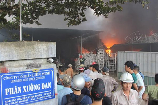 Hỏa hoạn thiêu rụi công xưởng một công ty ở Huế