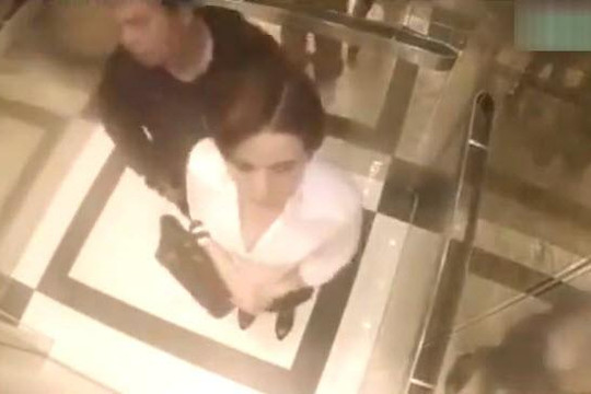 Sàm sỡ kiều nữ trong thang máy, thanh niên bị đá dập hạ bộ