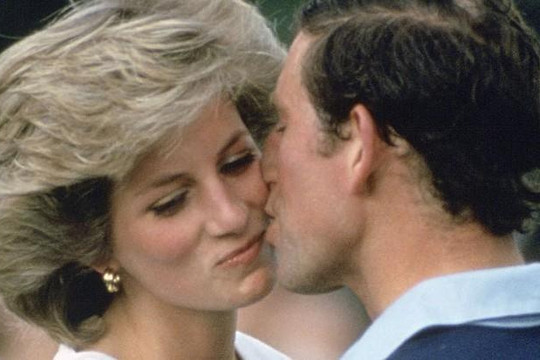 Vì sao Công nương Diana sau 11 năm mới chịu ly hôn dù biết chồng ngoại tình ngay ở kì trăng mật?