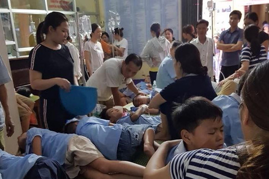 Ninh Bình: Gần 300 học sinh tiểu học nhập viện cấp cứu do bị ngộ độc