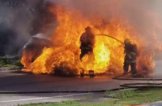 Bình xăng ô tô bất ngờ nổ tung, lửa bùng lên bao trùm lính cứu hỏa