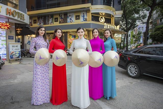 Hoa hậu hòa bình Pháp 2017 Sonia Mansour diện áo dài, đội nón lá trên đường phố Sài Gòn 