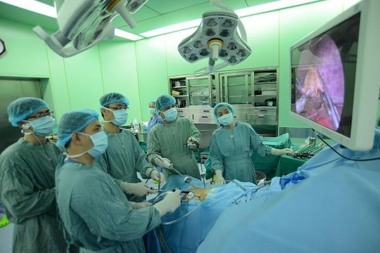 Hơn 700 bác sĩ nước ngoài sang Việt Nam học phẫu thuật nội soi